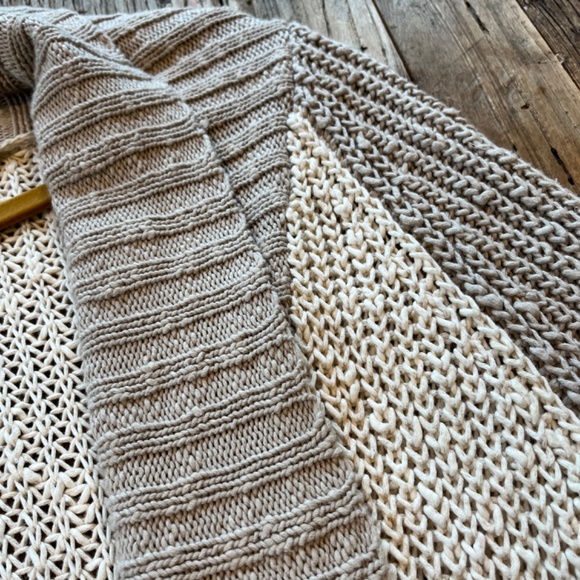 BCBG chunky sweater wrap size M - Picture 2 of 5